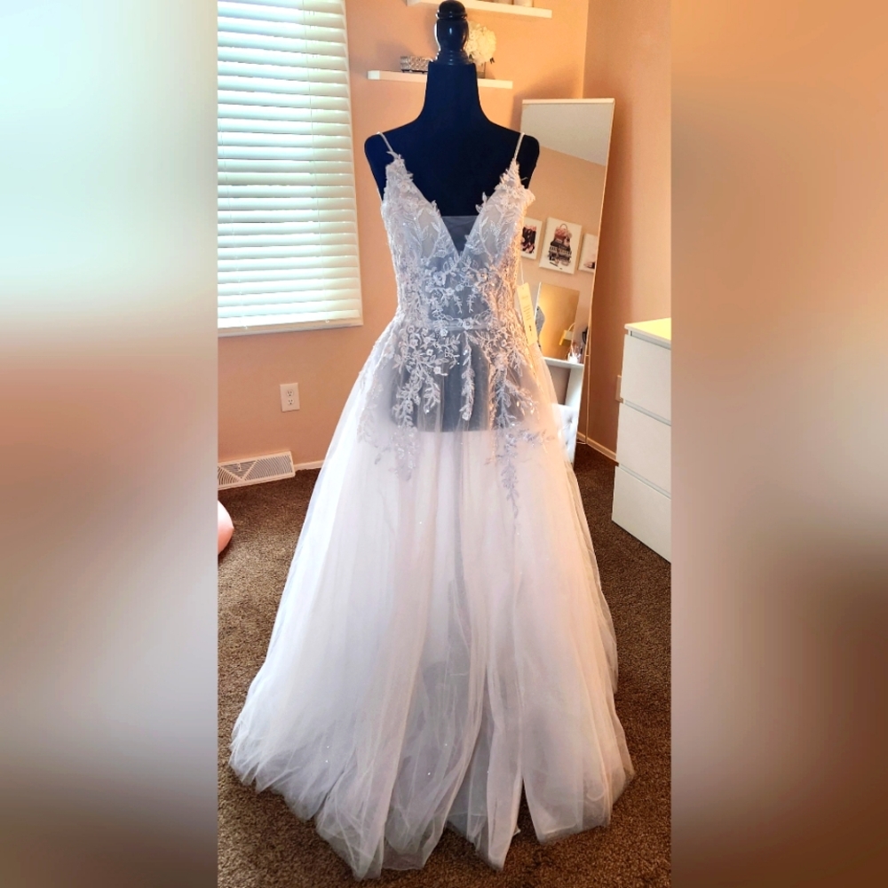 June Bridals Sleeveless Lace/Tulle V-Neck White Bride Wedding Dress